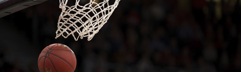 NBA季后赛金州勇士队球员斯蒂芬·库里投篮瞬间