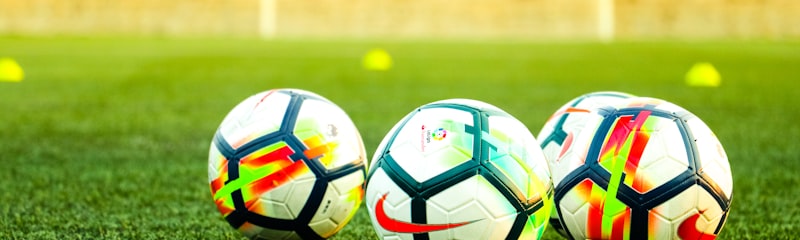 F1大奖赛赛车在赛道上飞驰的精彩瞬间